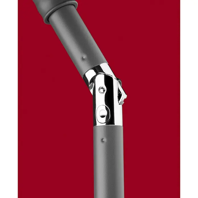 Schneider Classic Marktschirm Sevilla - Rot, Bespannungsmaß (L x B): 240 x 140 cm - Detailaufnahme eines Sonnenschirmgelenks aus Metall und grauem Kunststoff vor rotem Hintergrund.