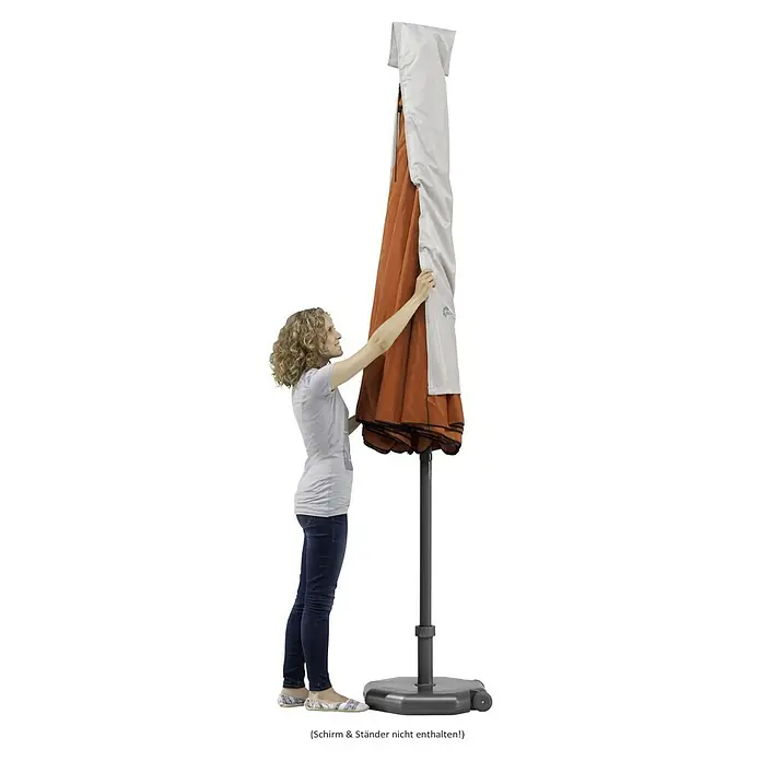 Schneider Schirm-Schutzhülle - Kunststoff, Passend für: Schirme bis Ø 300 cm oder 270x150 cm - Eine Frau, die einen Schutzbezug über einen Ampelschirm zieht, um ihn vor Witterungseinflüssen zu schützen. Praktisch und schützt Ihren Schirm.
