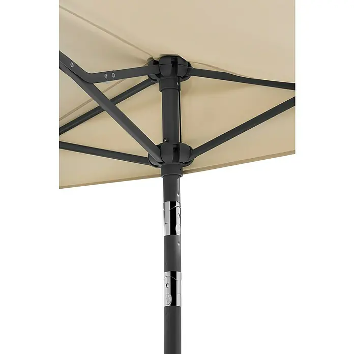Schneider Classic Balkonschirm Salerno mezza - Natur, Bespannungsmaß (L x B): 150 x 150 cm - Nahaufnahme eines rechteckigen Sonnenschirms mit grauem Gestell und beigem Stoff. Der Schirm spendet Schatten und ist ein Blickfang.