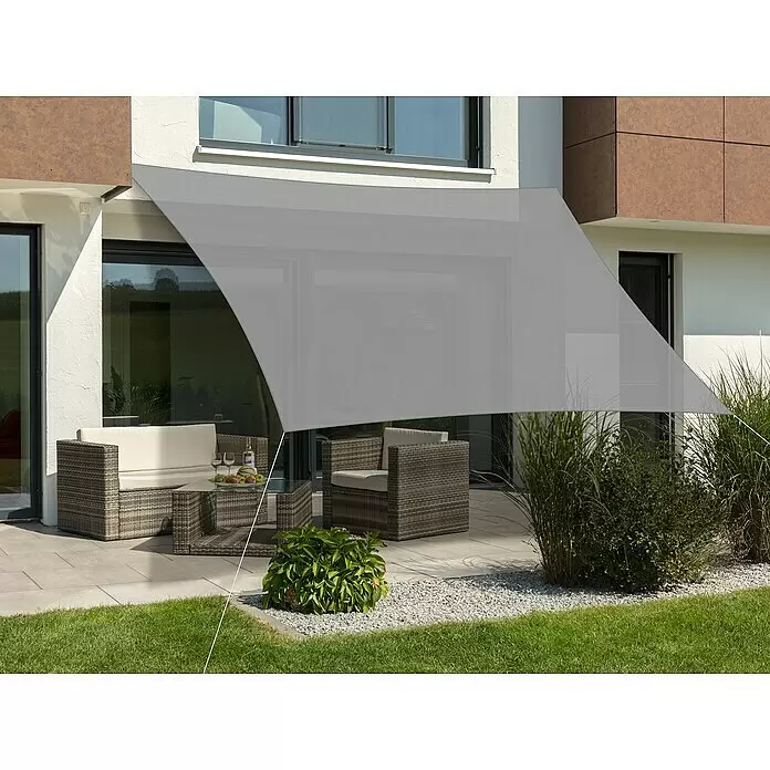 Schneider Sonnensegel Teneriffa - L x B: 500 x 500 cm, Silbergrau, Quadratisch - Graues Sonnensegel über einer Terrasse mit Gartenmöbeln.