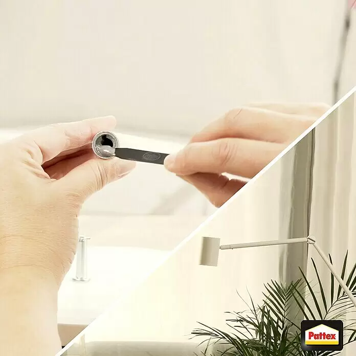Pattex Kraft-Mix 2-Komponenten-Kleber Komponentenkleber Metall - 35 g - Hände halten eine Pattex-Klebstofftube und mischen die graue Masse mit einem Spatel zur Anwendung.