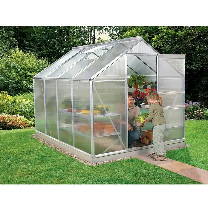 Vitavia Gewächshaus Calypso 5800 - Außenmaß inkl. Dachüberstand (B x T): 195 x 306 cm, 4 mm, Aluminium - Gewächshaus mit Vater und Tochter. Das Gewächshaus ist aus Aluminium gefertigt und hat eine Tür. Es steht im Garten auf einer Rasenfläche.