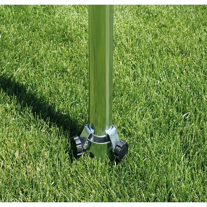 Schneider Bodendübel - Stahl - Bild eines silbernen Rohres mit einem Befestigungsmechanismus, der in Gras steht, hervorhebend das Rohr.