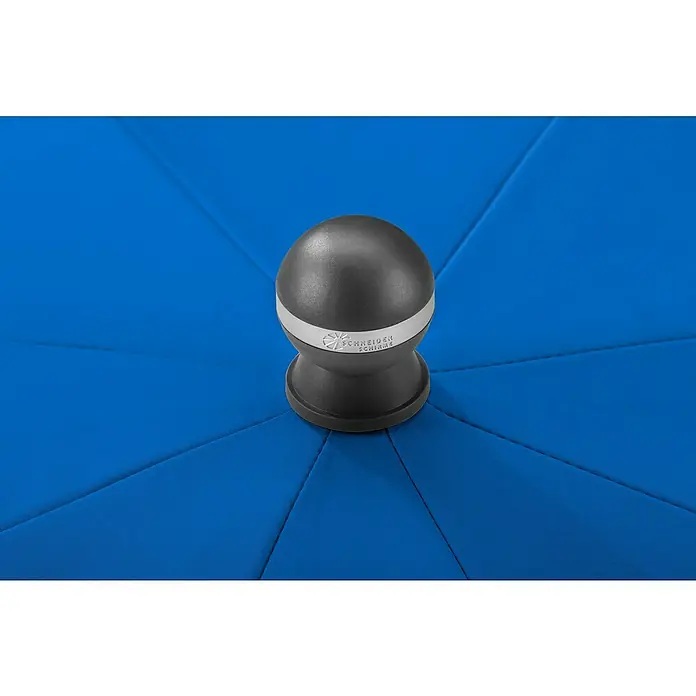 Schneider Classic Marktschirm rund LocarnoRoyalblau, Durchmesser Bespannung: 150 cm - Detailaufnahme eines Schneider-Schirms mit Fokus auf die obere Kappe, die das Markenlogo trägt. Der blaue Stoff des Schirms ist straff gespannt.