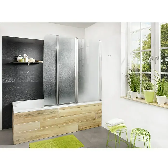 Camargue Badewannenaufsatz - B x H: 130 x 140 cm, 3 Stk., Milchglas - Ein Badezimmer mit einer Badewanne und einer Duschabtrennung mit Holzverkleidung und einem grünen Teppich.