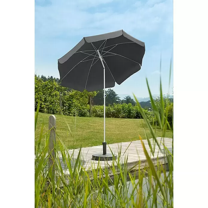 Schneider Classic Marktschirm rund Ibiza - Anthrazit, Durchmesser Bespannung: 200 cm - Dunkelgrauer Sonnenschirm mit hellgrauem Rand auf einer Holzterrasse im Garten, spendet Schatten am Teich.