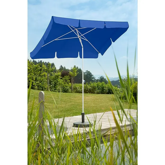 Schneider Classic Marktschirm Ibiza - Blau, Bespannungsmaß (L x B): 180 x 120 cm - Ein quadratischer, blauer Sonnenschirm steht auf einer Holzterrasse und spendet Schatten an einem sonnigen Tag.