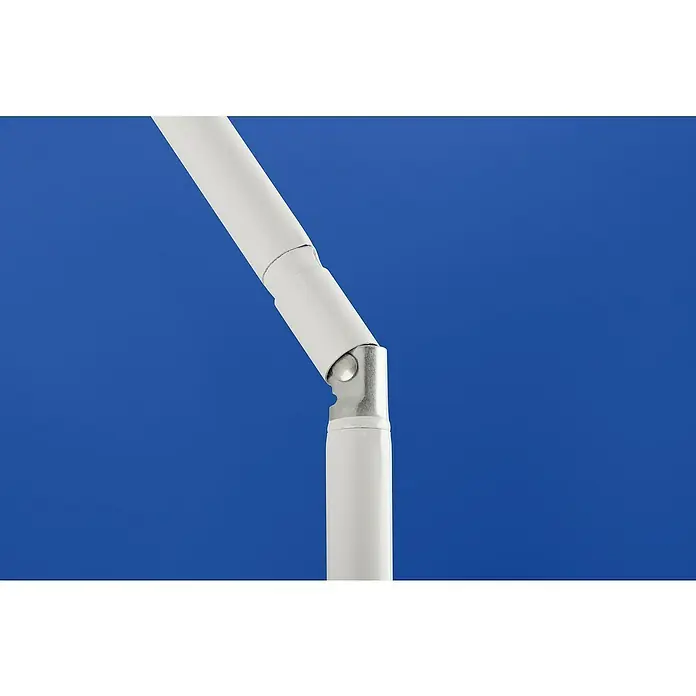 Schneider Classic Marktschirm rund Ibiza - Blau, Durchmesser Bespannung: 240 cm - Nahaufnahme eines weißen Gelenkarms vor blauem Hintergrund. Dieser vielseitige Arm eignet sich ideal für Lampen oder andere Vorrichtungen.