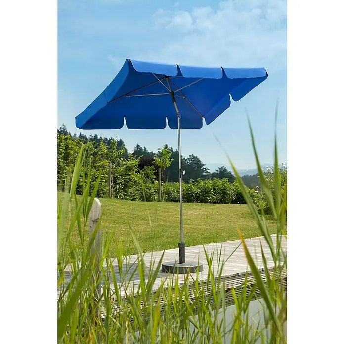 Schneider Classic Marktschirm Locarno - Royalblau, Bespannungsmaß (L x B): 180 x 120 cm - Ein blauer Sonnenschirm steht auf einer Terrasse, der Schatten spendet. Er hat eine quadratische Form und wird von einem Metallmast gehalten.