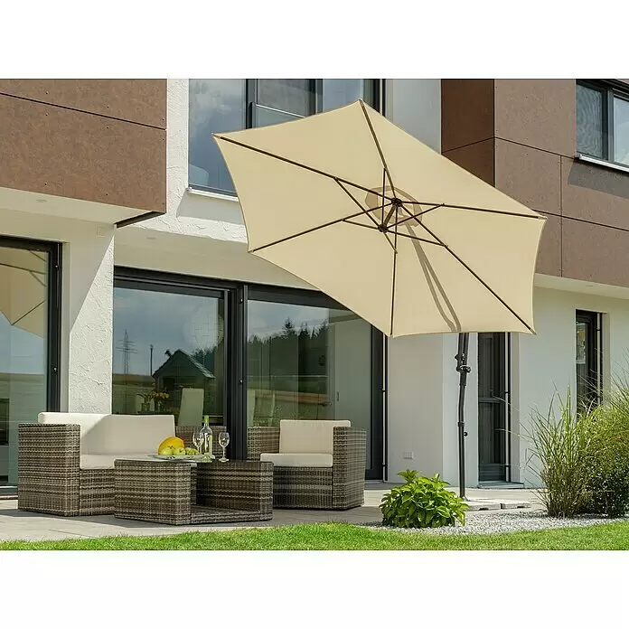 Schneider Sunny Ampelschirm rund Genua - Natur, Durchmesser Bespannung: 300 cm - Beiger Sonnenschirm spendet Schatten über Rattan-Gartenmöbeln auf einer modernen Terrasse.