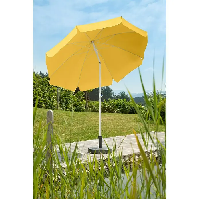 Schneider Classic Marktschirm rund IbizaGoldgelb, Durchmesser Bespannung: 240 cm - Gelber Sonnenschirm auf einer Terrasse mit Blick auf eine grüne Landschaft.