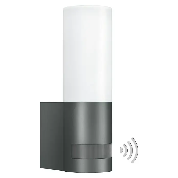 Steinel LED-Sensor-Außenwandleuchte L 605 S anthrazit - 11,3 W, L x B x H: 13,1 x 7,8 x 26 cm, Anthrazit, Warmweiß - Eine graue Außenwandleuchte mit Bewegungsmelder und einem zylindrischen, weißen Lampenschirm für eine stilvolle Beleuchtung im Außenbereich.