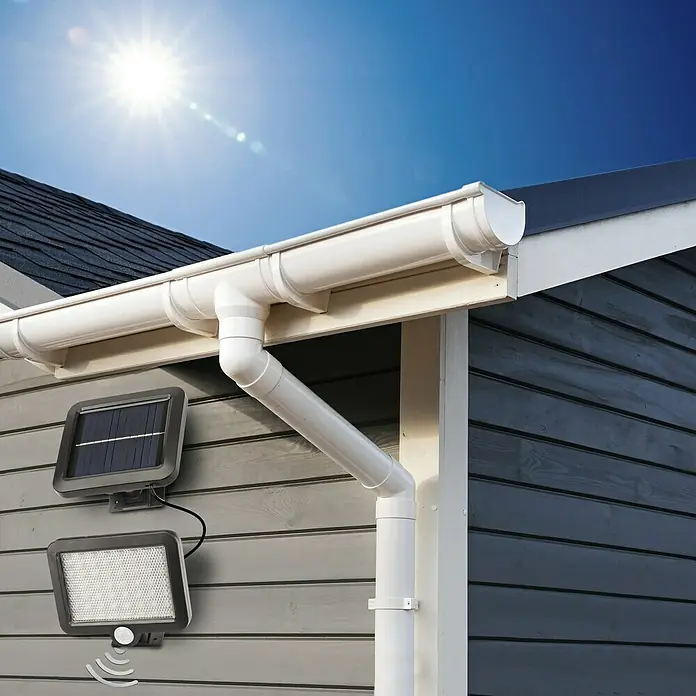 BAUHAUS Solar-Außenwandleuchte - 3 W, Schwarz, IP44, 300 lm - Solarbetriebene LED-Außenleuchte mit Bewegungssensor am Haus befestigt. Für mehr Sicherheit und Komfort im Außenbereich.