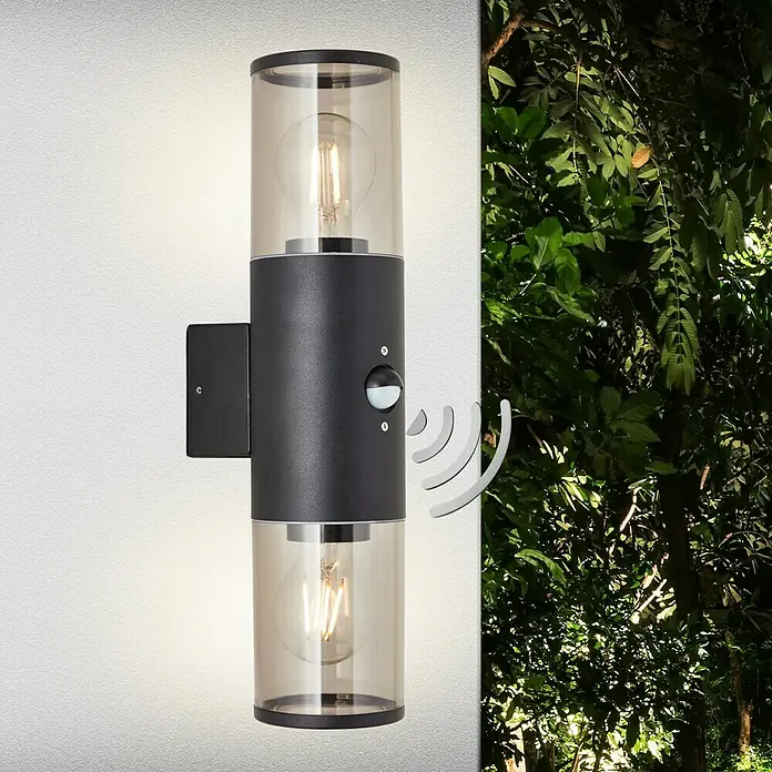 Brilliant Sensor-Außenleuchte Sergioro - 60 W, 12,5 x 9 x 33,2 cm, Schwarz matt, IP44 - Moderne Außenwandleuchte mit Bewegungsmelder und doppelter Beleuchtung für den Außenbereich. Stilvolle und funktionale Beleuchtung für Ihr Zuhause.