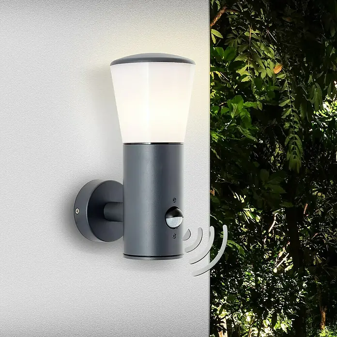 Brilliant Sensor-Außenleuchte Cliffi - 20 W, 16 x 10,5 x 24 cm, Anthrazit, IP44 - Graue Außenleuchte mit Bewegungsmelder an einer Wand befestigt, die modernes Design und erhöhte Sicherheit vereint.