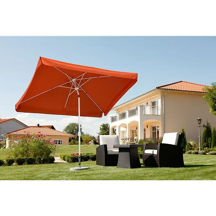 Schneider Classic Marktschirm Oslo - Terracotta, Bespannungsmaß (L x B): 300 x 200 cm - Ein rechteckiger, orangefarbener Sonnenschirm über einem Gartentisch und Stühlen, mit einem Haus im Hintergrund.