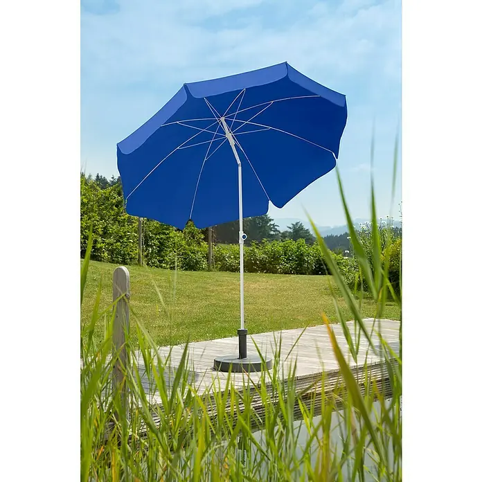 Schneider Classic Marktschirm rund Ibiza - Blau, Durchmesser Bespannung: 240 cm - Blauer Sonnenschirm steht auf einer Terrasse. Das ideale Produkt für Ihren Garten, um sich vor der Sonne zu schützen und die Zeit im Freien zu genießen.