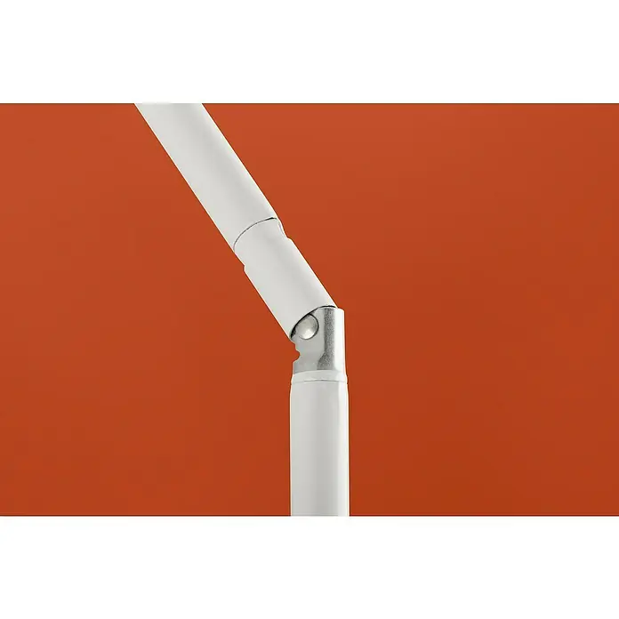Schneider Classic Marktschirm rund IbizaTerracotta, Durchmesser Bespannung: 240 cm - Nahaufnahme einer verstellbaren, weißen Lampenarmatur vor einem orangefarbenen Hintergrund, die die flexible Funktionalität hervorhebt.