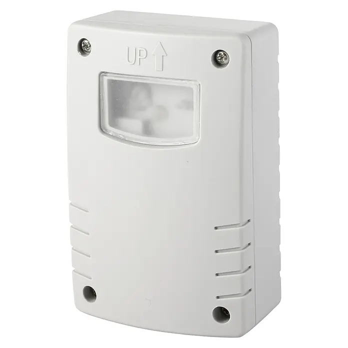 Garza Sensor crepuscular programable - Blanco - Un sensor de movimiento blanco con "UP" y una flecha hacia arriba, con una lente transparente y tornillos visibles en la parte superior.
