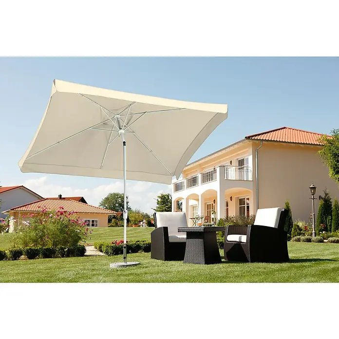 Schneider Classic Marktschirm OsloNatur, L x B: 300 x 200 cm - Großer quadratischer Sonnenschirm in Beige spendet Schatten über einer stilvollen Gartensitzgruppe auf einem gepflegten Rasen.