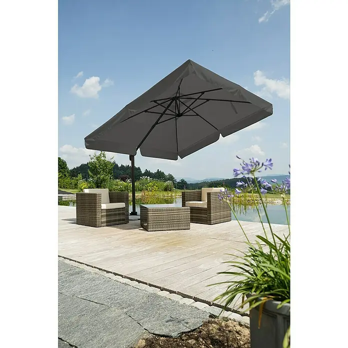 Schneider Classic Ampelschirm Rhodos - Anthrazit, Bespannungsmaß (L x B): 300 x 300 cm - Ein Gartensitzbereich mit einem großen grauen Sonnenschirm, zwei Korbsesseln und einem Tisch, ideal für entspannte Stunden im Freien.