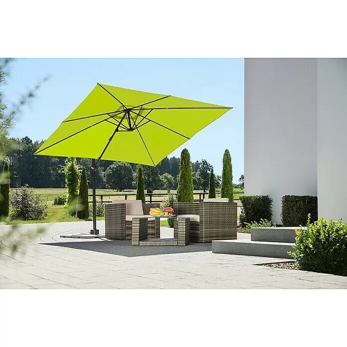 Schneider Classic Ampelschirm Rhodos Junior - Apfelgrün, Bespannungsmaß (L x B): 270 x 270 cm - Leuchtend limettengrüner Freiarmschirm spendet reichlich Schatten über Outdoor-Sitzgelegenheiten auf einer gepflasterten Terrasse.
