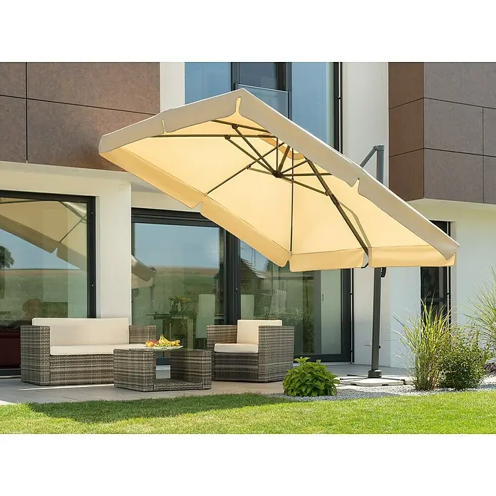 Schneider Classic Ampelschirm Rhodos - Natur, Bespannungsmaß (L x B): 300 x 300 cm - Ein rechteckiger, sandfarbener Sonnenschirm spendet Schatten über einem Terrassenbereich mit Outdoor-Möbeln.