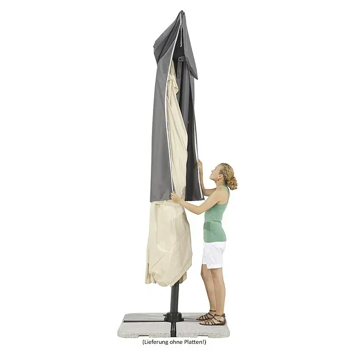 Schneider Classic Ampelschirm Rhodos - Natur, Bespannungsmaß (L x B): 300 x 300 cm - Bild eines Sonnenschirmbezugs in Grau und Beige, der einen Ampelschirm schützt, während eine Frau den Reißverschluss schließt.