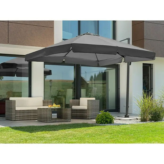 Schneider Classic Ampelschirm Rhodos - Anthrazit, Bespannungsmaß (L x B): 300 x 300 cm - Eine graue, rechteckige Gartenschirm, der über einer Rattan-Lounge auf einer Terrasse steht. Perfekt für sonnige Tage im Freien.