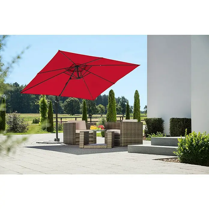 Schneider Classic Ampelschirm Rhodos Junior - Rot, Bespannungsmaß (L x B): 270 x 270 cm - Ein quadratischer, roter Sonnenschirm mit einer Outdoor-Möbelgruppe auf einer Terrasse. Perfekt für entspannte Stunden im Garten.