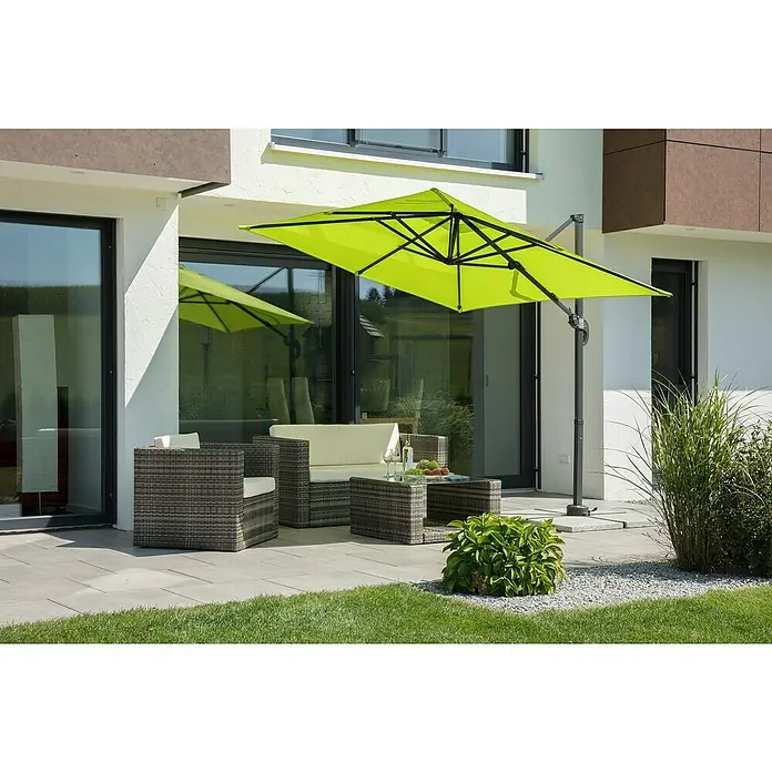 Schneider Classic Ampelschirm Rhodos Junior - Apfelgrün, Bespannungsmaß (L x B): 230 x 230 cm - Moderne Gartensitzgruppe mit einem großen, schattenspendenden, hellgrünen Sonnenschirm und stilvollen Rattansesseln und Tisch für den Außenbereich.