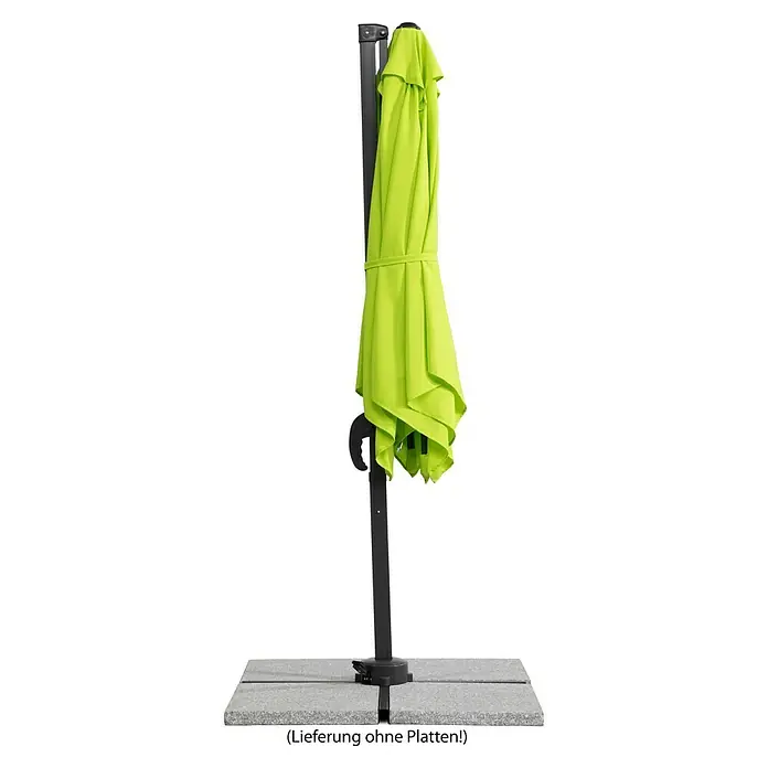 Schneider Classic Ampelschirm Rhodos Junior - Apfelgrün, Bespannungsmaß (L x B): 230 x 230 cm - Geschlossener, hellgrüner Sonnenschirm auf einem grauen Sockel. Er ist an einem schwarzen Mast befestigt und bereit für den Einsatz im Garten.