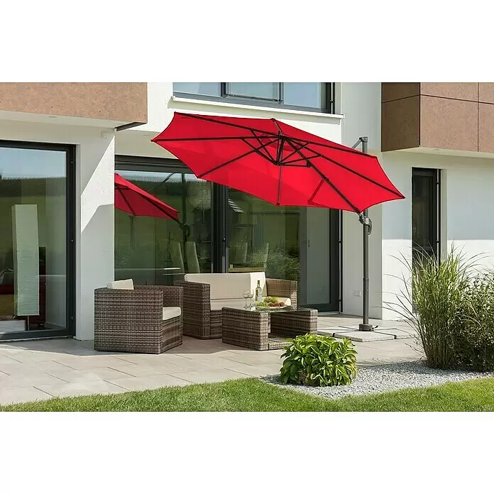 Schneider Ampelschirm rund Rhodos Junior - Rot, Durchmesser Bespannung: 300 cm - Roter Ampelschirm spendet Schatten für eine Terrasse mit Sitzgelegenheiten.