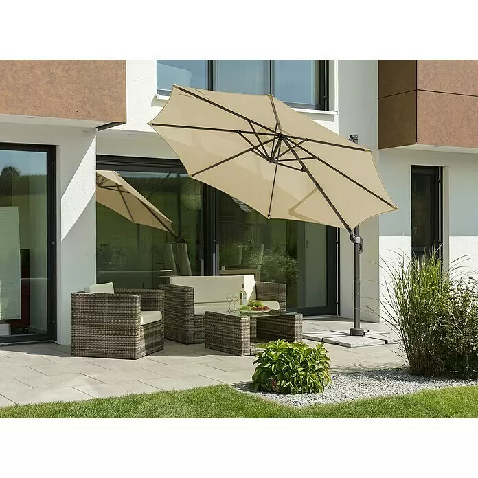 Schneider Ampelschirm rund Rhodos Junior - Natur, Durchmesser Bespannung: 300 cm - Beiger Ampelschirm beschattet moderne Terrassenmöbel auf sonniger Terrasse.