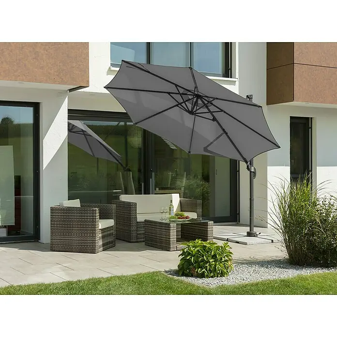 Schneider Ampelschirm rund Rhodos Junior - Anthrazit, Durchmesser Bespannung: 300 cm - Elegante Gartengarnitur mit einem großen, grauen Sonnenschirm, der Schatten spendet und zum Entspannen im Freien einlädt.