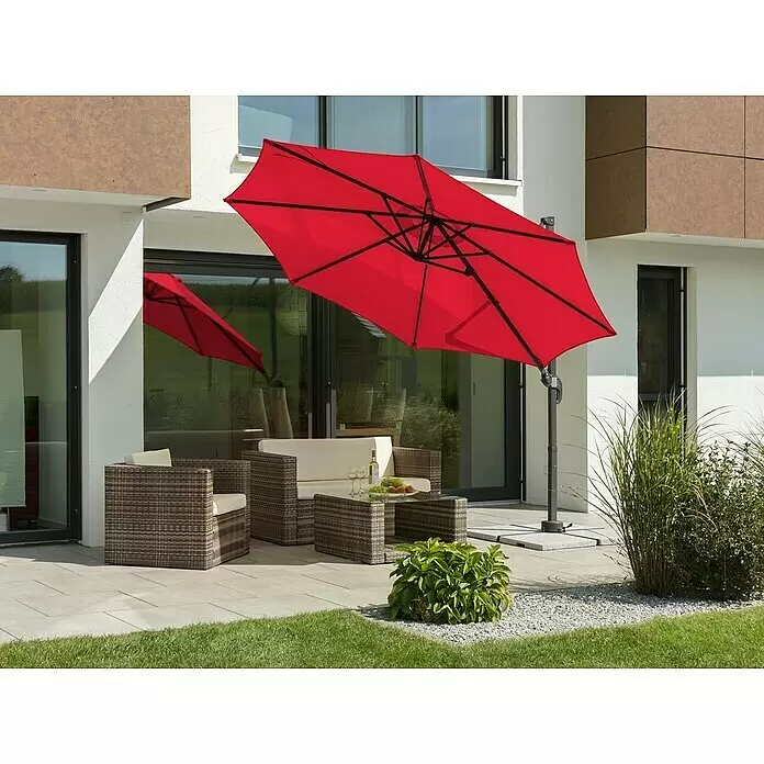Schneider Ampelschirm rund Rhodos Junior - Rot, Durchmesser Bespannung: 300 cm - Roter Ampelschirm spendet Schatten über einer modernen Terrasse mit Outdoor-Möbeln.
