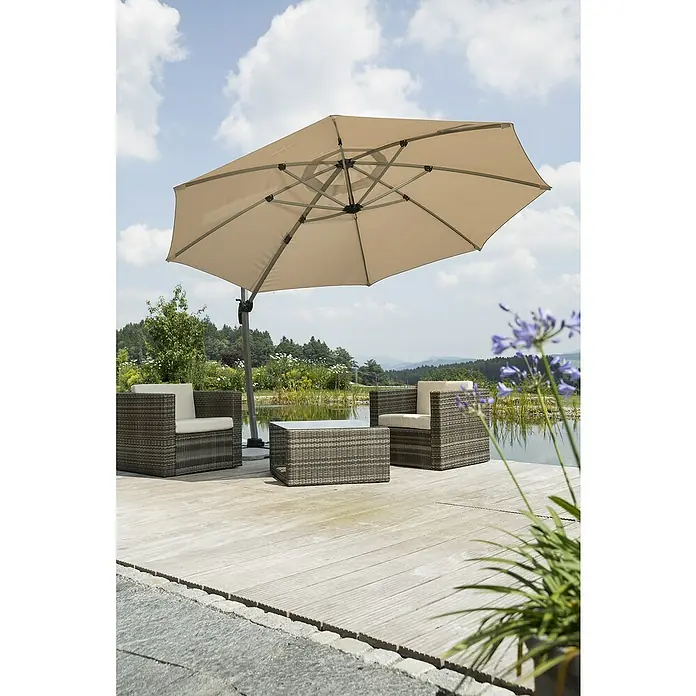 Schneider Classic Ampelschirm rund Rhondos Rondo - Sand, Durchmesser Bespannung: 350 cm - Eine Gartensitzgruppe aus Rattan mit Sonnenschirm, bestehend aus zwei Sesseln und einem Tisch, auf einer Holzterrasse mit Teichblick.