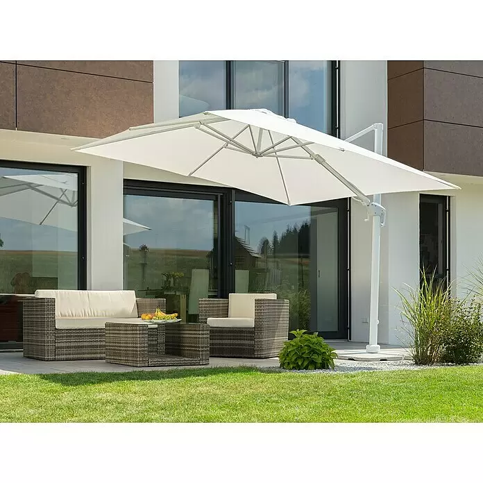 Schneider Classic Ampelschirm Rhodos Twist Bianco - Weiß, Bespannungsmaß (L x B): 300 x 300 cm - Weißer Freiarmschirm über einer Korbsitzgruppe mit Sofa, Sessel und Couchtisch mit hellen Polstern auf einer modernen Terrasse.