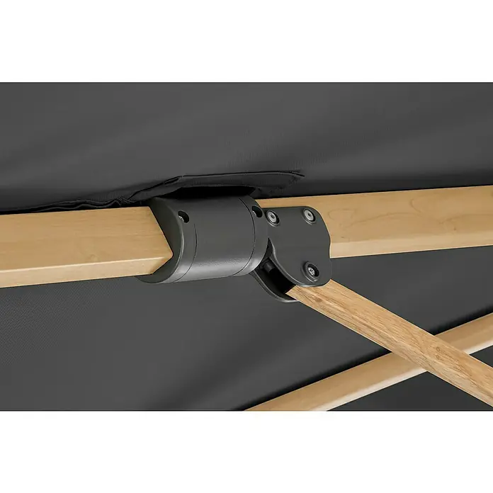 Schneider Classic Ampelschirm Rhodos Twist Woody - Anthrazit, Bespannungsmaß (L x B): 300 x 300 cm - Nahaufnahme eines Sonnenschirm-Gelenks mit Holzstreben und grauer Bespannung. Solide Konstruktion für den zuverlässigen Einsatz im Freien.