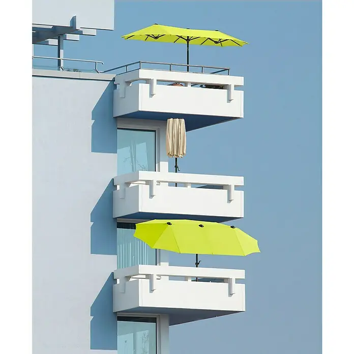 Schneider Classic Balkonschirm SalernoApfelgrün, L x B: 150 x 291 cm - Verschiedene Sonnenschirme in Gelb und Beige auf den Balkonen eines modernen Gebäudes, die Schatten und Farbe spenden.\n