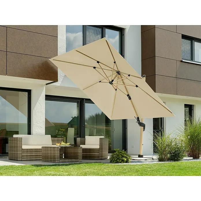 Schneider Classic Ampelschirm Rhodos Twist Woody - Natur, Bespannungsmaß (L x B): 300 x 300 cm - Ein großer, beiger Sonnenschirm steht auf einer Terrasse neben Gartenmöbeln und bietet Schatten. Der Schirm ist rechteckig und hat ein Holzgestell.