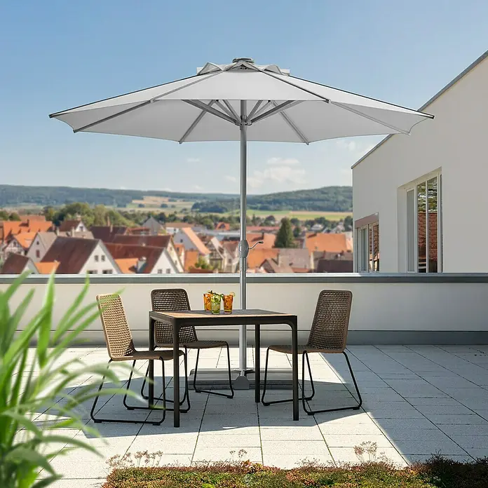 Schneider Classic Marktschirm rund Rooftop - Silbergrau, Durchmesser Bespannung: 350 cm - Terrassenbild mit einem grauen Sonnenschirm über einem Esstisch mit Rattanstühlen, ideal für Mahlzeiten im Freien.