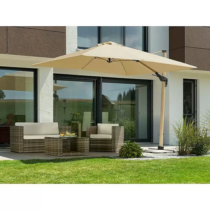 Schneider Classic Ampelschirm Rhodos Twist Woody - Natur, Bespannungsmaß (L x B): 300 x 300 cm - Großer beiger quadratischer Ampelschirm beschattet eine Outdoor-Sitzgruppe mit hellem Holzpfosten.