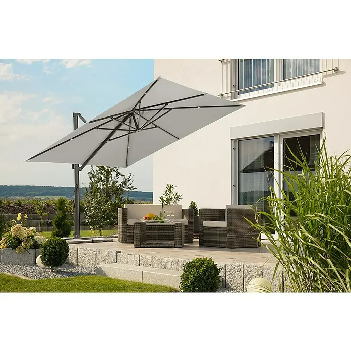 Schneider Classic Ampelschirm Rhodos Smart - Silbergrau, Bespannungsmaß (L x B): 300 x 300 cm - Moderner Terrassenbereich mit großem Sonnenschirm, stilvollen Gartenmöbeln und gepflegter Bepflanzung für entspannte Stunden im Freien.