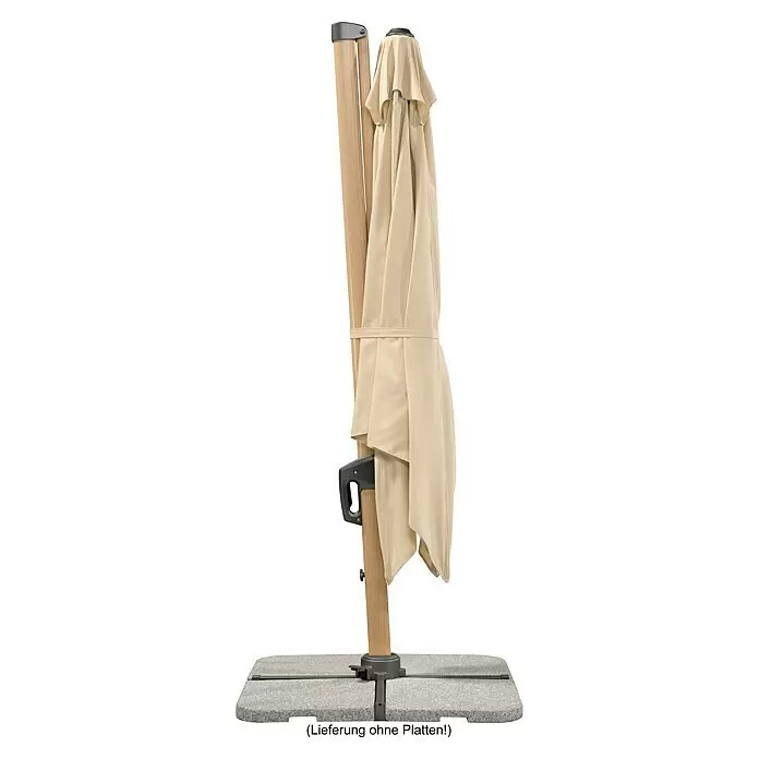 Schneider Classic Ampelschirm Rhodos Twist Woody - Natur, Bespannungsmaß (L x B): 300 x 300 cm - Geschlossener beiger Ampelschirm mit Holzstamm, gefaltet und gebunden, auf einem grauen quadratischen Sockel.