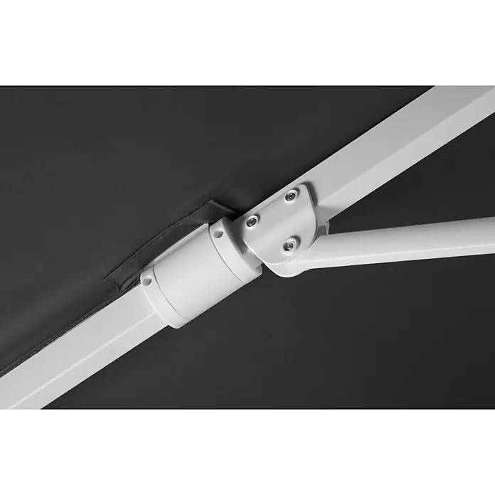 Schneider Classic Ampelschirm Rhodos Twist Bianco - Anthrazit, Bespannungsmaß (L x B): 300 x 300 cm - Detailansicht eines weißen Sonnenschirmgelenks, das die Verbindung der Streben und die robuste Konstruktion hervorhebt.\n