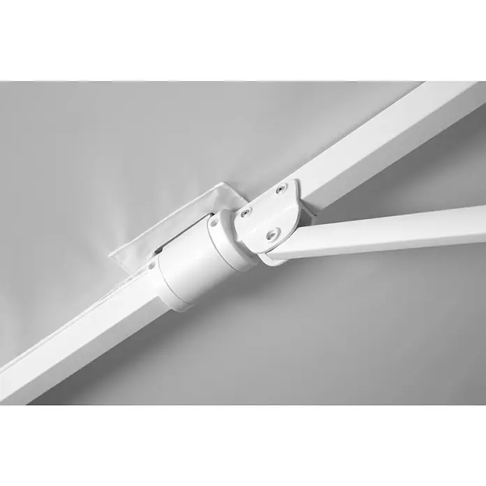 Schneider Classic Ampelschirm Rhodos Twist Bianco - Weiß, Bespannungsmaß (L x B): 300 x 300 cm - Detailaufnahme eines weißen Gelenkarms einer Markise, der an einer Wand befestigt ist. Die robuste Konstruktion sorgt für Stabilität und Langlebigkeit.