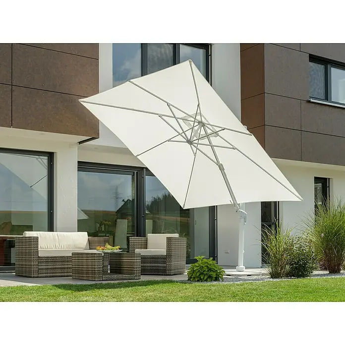 Schneider Classic Ampelschirm Rhodos Twist Bianco - Weiß, Bespannungsmaß (L x B): 300 x 300 cm - Ein großer, quadratischer Sonnenschirm spendet Schatten über einer stilvollen Gartensitzgruppe auf einer Terrasse.