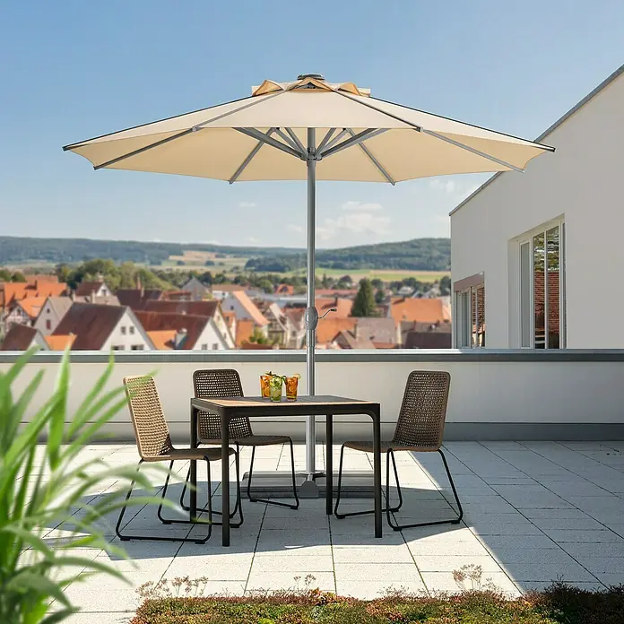 Schneider Classic Marktschirm rund Rooftop - Natur, Durchmesser Bespannung: 350 cm - Bild einer Gartentischgruppe mit Sonnenschirm auf einer Terrasse. Die Möbel laden zum Verweilen im Freien ein.