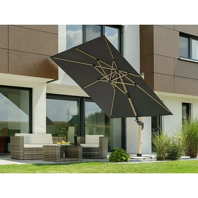 Schneider Classic Ampelschirm Rhodos Twist Woody - Anthrazit, Bespannungsmaß (L x B): 300 x 300 cm - Bild einer rechteckigen, grauen Ampelschirm mit hölzernen Streben, der Schatten auf eine Terrassengarnitur wirft.